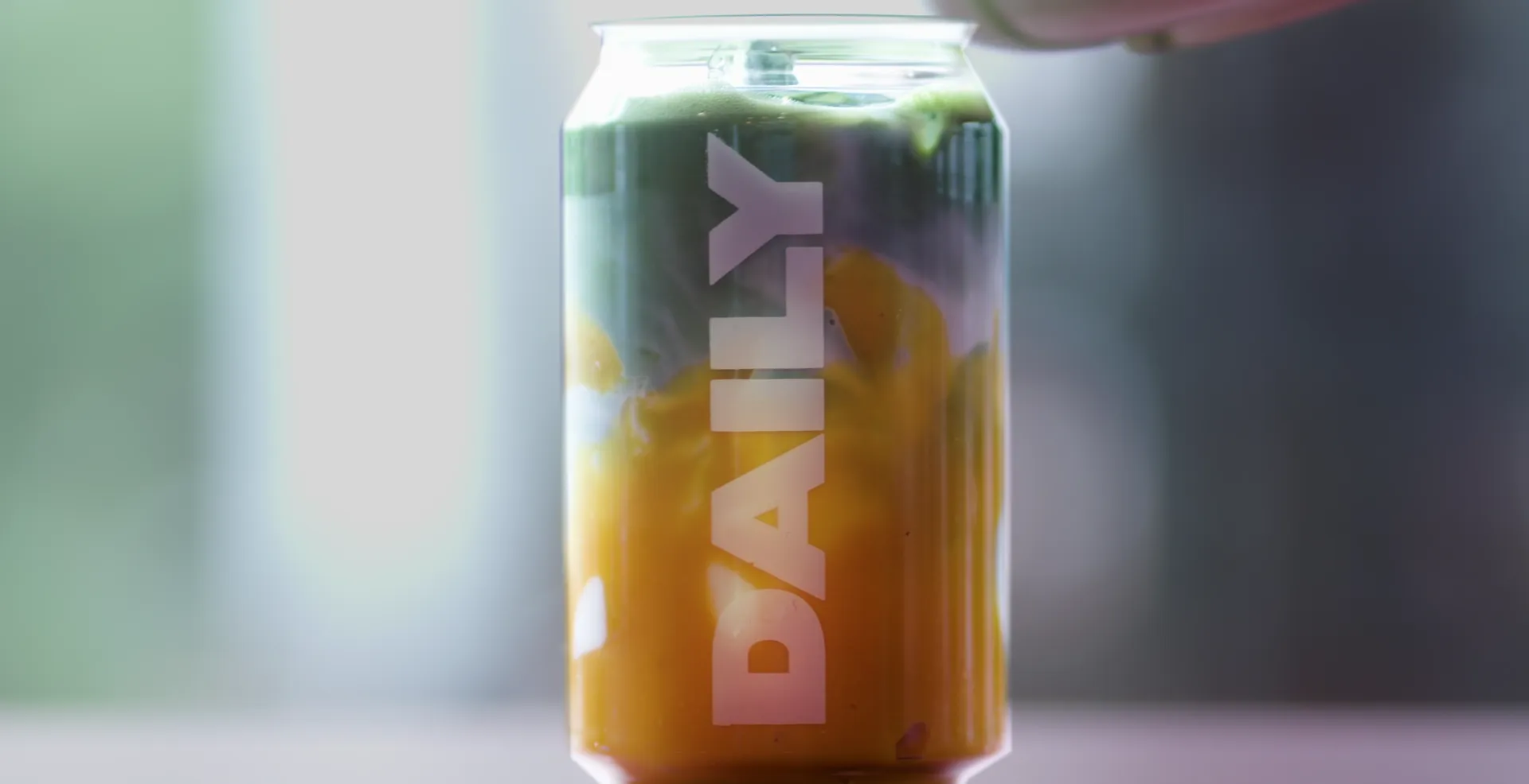 Matcha wird frisch in eine DAILY Dose eingerührt